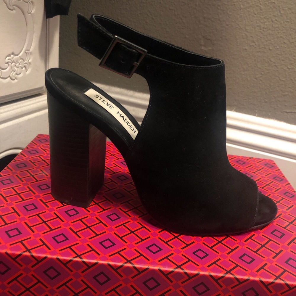 Chunky heel sandal..